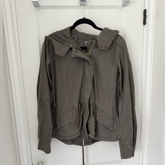 Roots Women's Utility Jacket in Army Green - Picture 1 of 3
